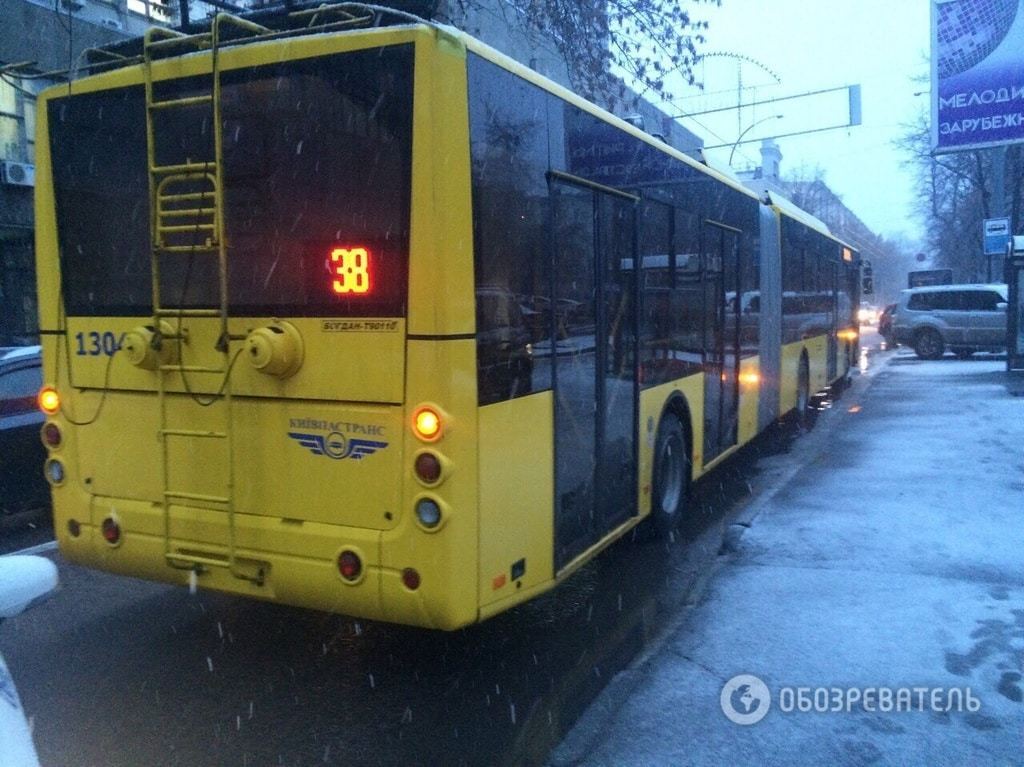 В Киеве троллейбус переехал прохожего на "зебре": опубликовано видео