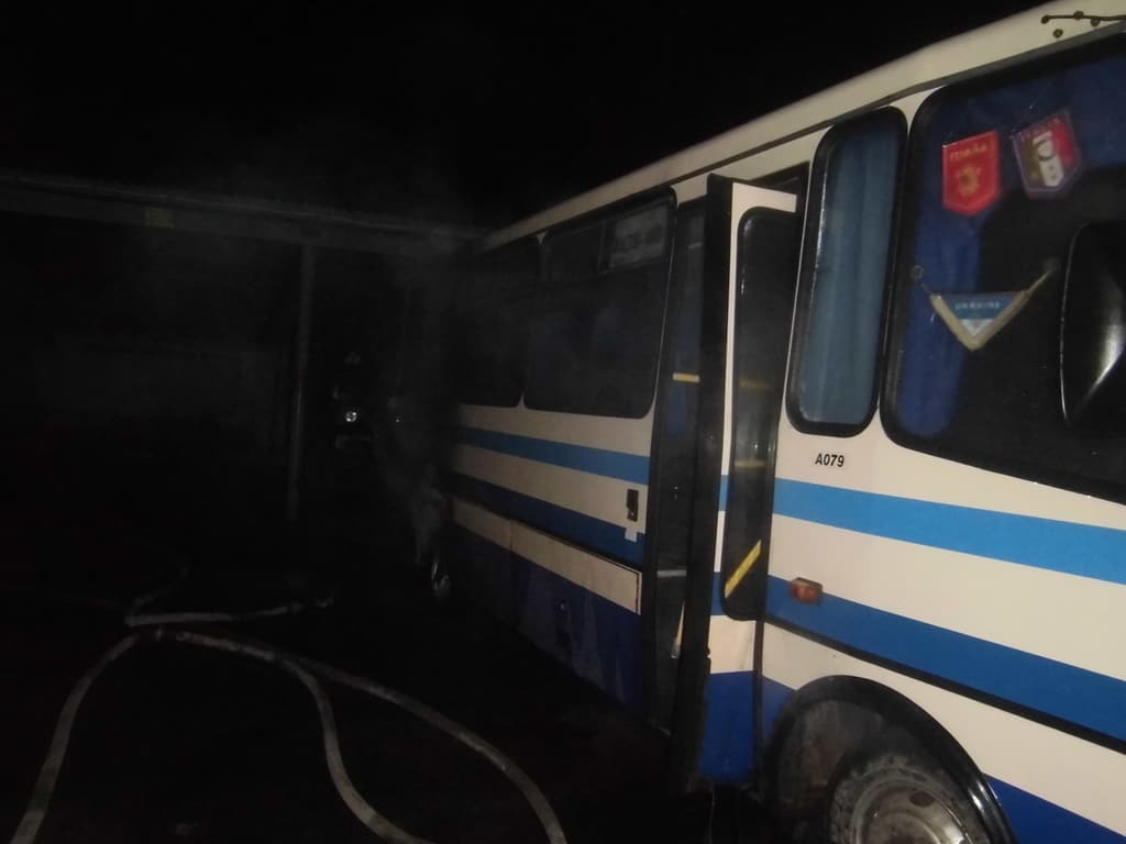 На Киевщине неизвестные подожгли автобус