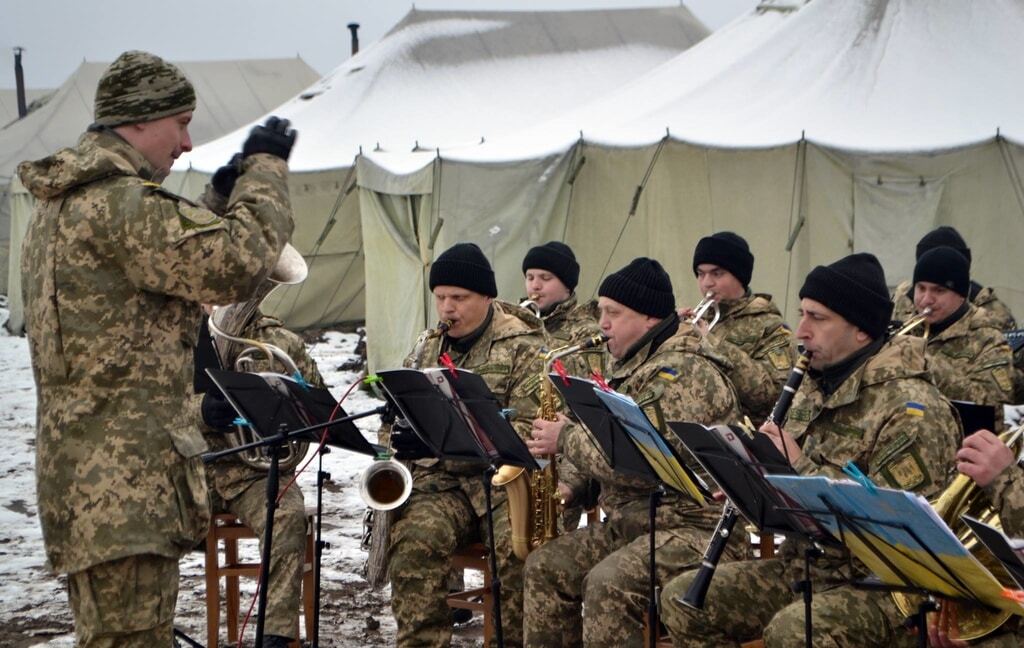 Украинский военный оркестр ярко "зажег" на полигоне: опубликовано видео