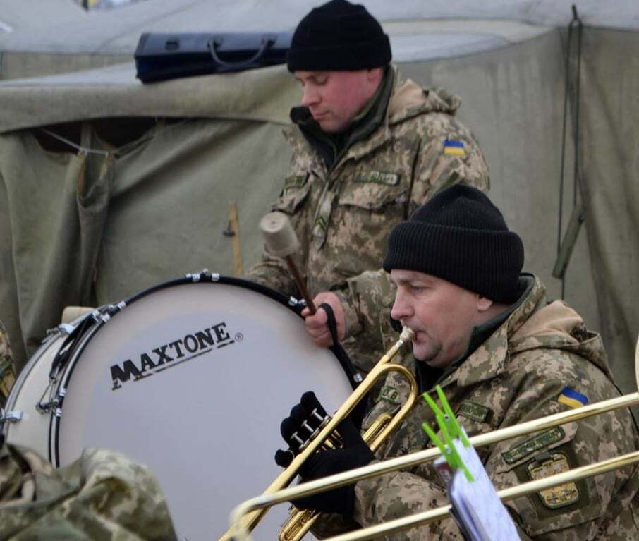 Украинский военный оркестр ярко "зажег" на полигоне: опубликовано видео