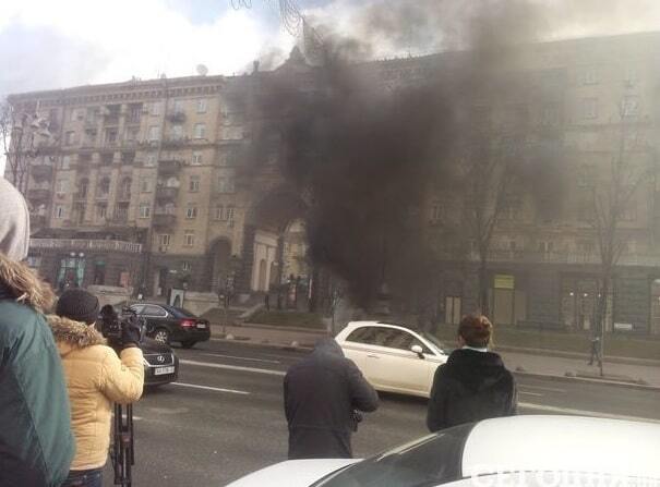 На Хрещатику невідомі підпалили шини