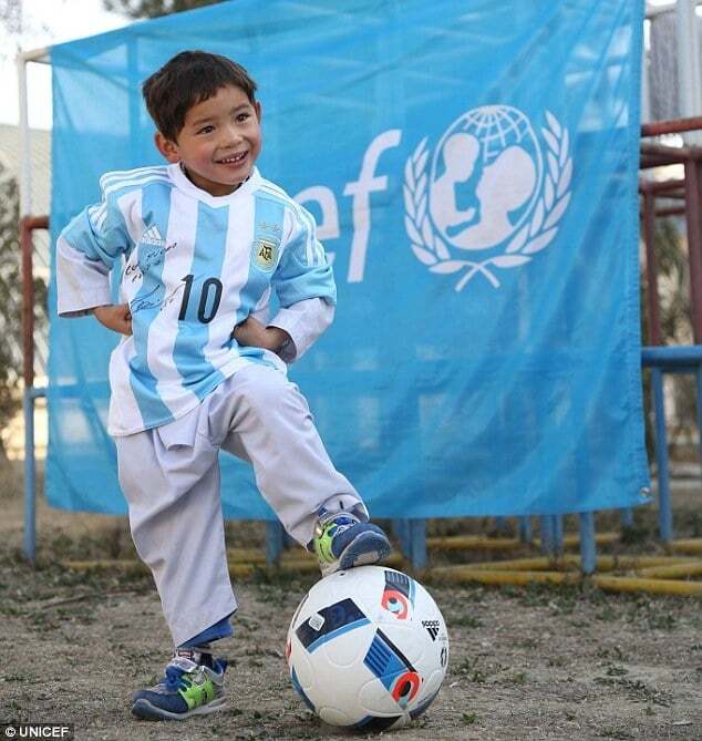 Фото дня: Месси сделал подарок знаменитому афганскому мальчику