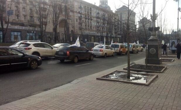 Киевские таксисты вышли на митинг под КГГА