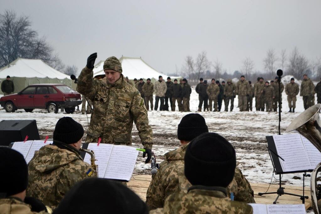 Украинский военный оркестр ярко "зажег" на полигоне: опубликовано видео