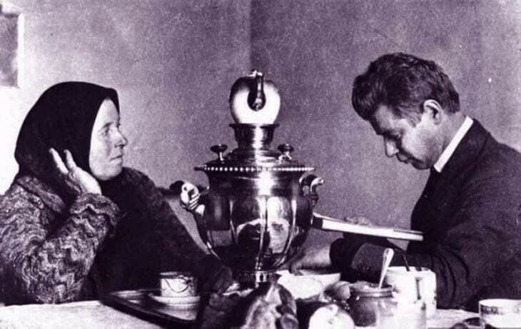 Есенин с мамой и смешной Набоков: опубликованы редкие фото писателей и поэтов