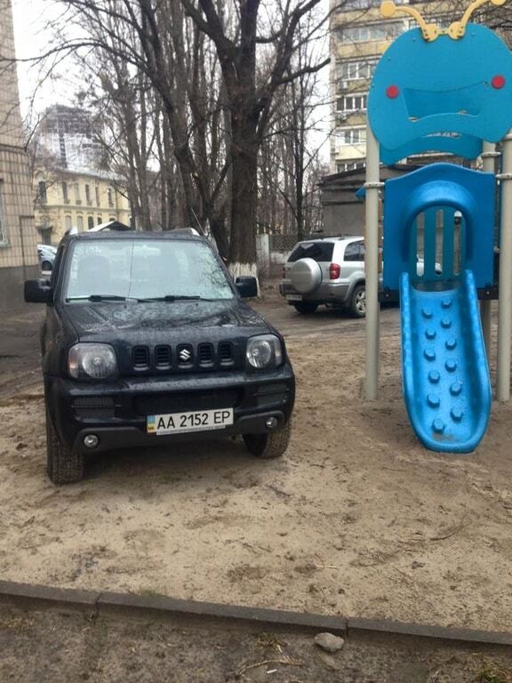 В Киеве заметили героя парковки на детской площадке в больнице: фотофакт