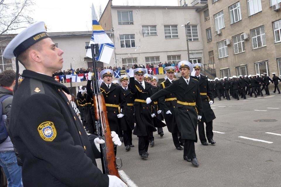 Спевшие в Крыму украинский гимн нахимовцы стали офицерами: фоторепортаж
