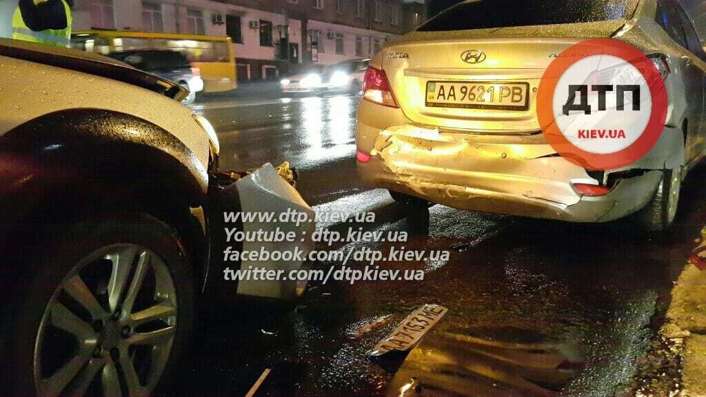 У Києві п'яний водій влаштував масштабну ДТП: фото з місця аварії