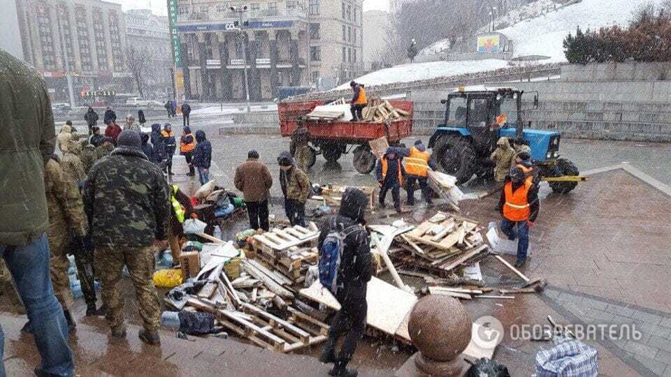 На Майдані "революціонери" забули стрічки для інкасації грошей: опубліковано фото