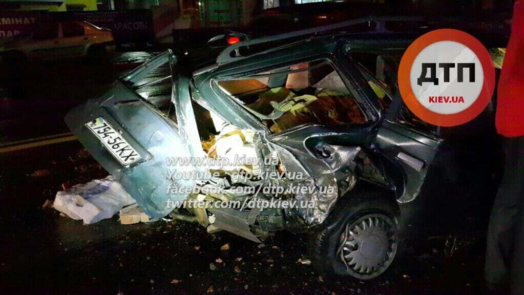 В Киеве пьяный водитель устроил масштабное ДТП: фото с места аварии