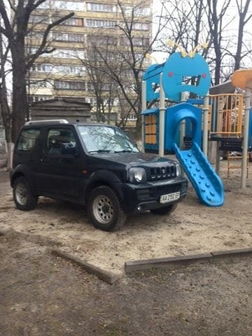В Киеве заметили героя парковки на детской площадке в больнице: фотофакт