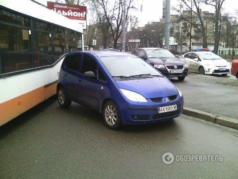 В Киеве герой парковки парализовал движение троллейбусов