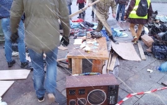 "Клоуны разбежались": в центре Киева убрали последнюю палатку "Майдана-3". Фотофакт