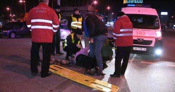 В Киеве водитель сбил на "зебре" женщину и скрылся
