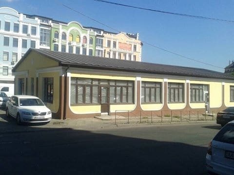 У Києві на Подолі знесли незаконну торговельну будівлю: фотофакт