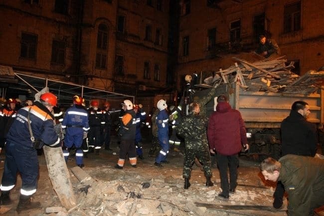 Обвал дома в центре Киева: спасатели показали новые фото и видео с места ЧП