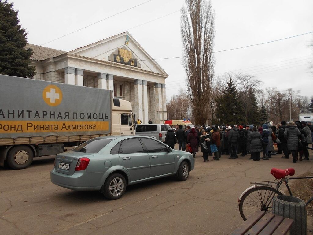 "Мобильные" волонтеры штаба Ахметова впервые привезли проднаборы в Курахово