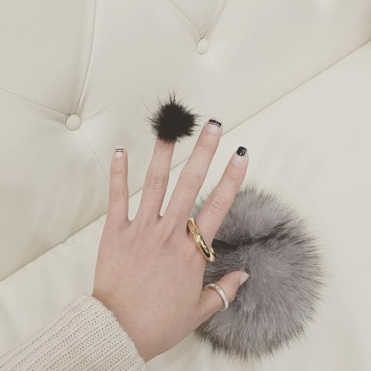 Ногти с помпонами: новый модный тренд