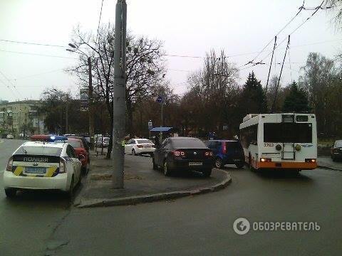 В Киеве герой парковки парализовал движение троллейбусов