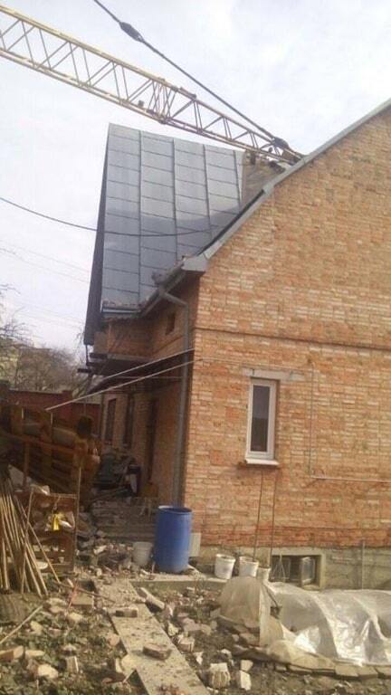 НП у Львові: будівельний кран впав на житловий будинок