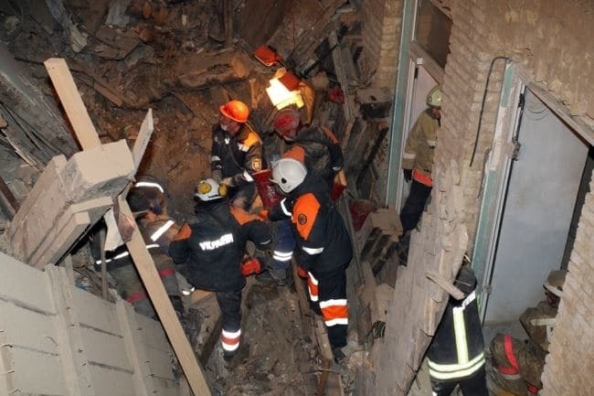 Обвал дома в центре Киева: спасатели показали новые фото и видео с места ЧП