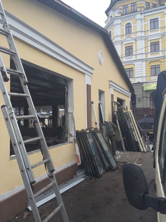 В Киеве на Подоле снесли незаконное торговое здание: фотофакт