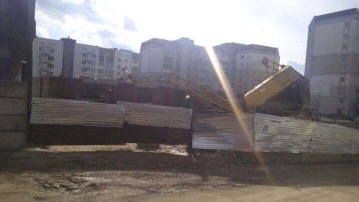 ЧП во Львове: строительный кран упал на жилой дом