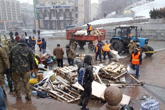 "Клоуны разбежались": в центре Киева убрали последнюю палатку "Майдана-3". Фотофакт