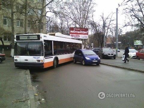 В Киеве герой парковки парализовал движение троллейбусов