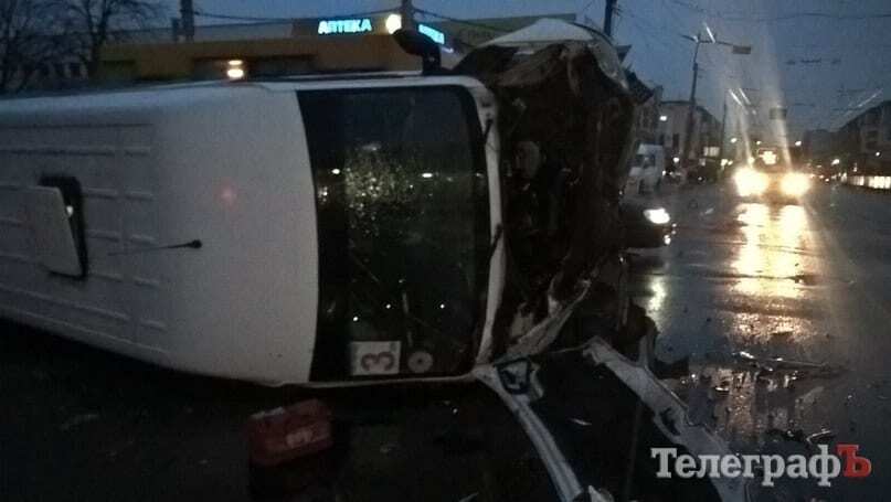 В Кременчуге маршрутка перевернулась после ДТП со "скорой": опубликованы фото