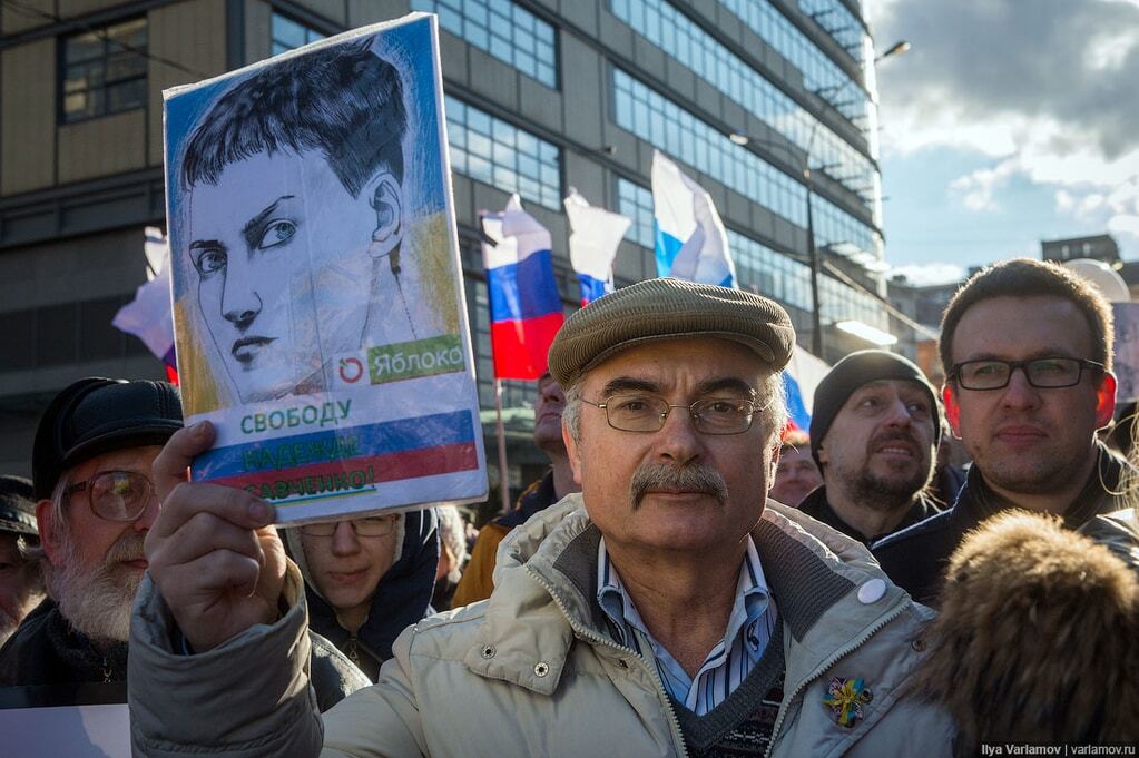 На марші пам'яті Нємцова скандували "Слава Україні!" і вимагали звільнити Савченко