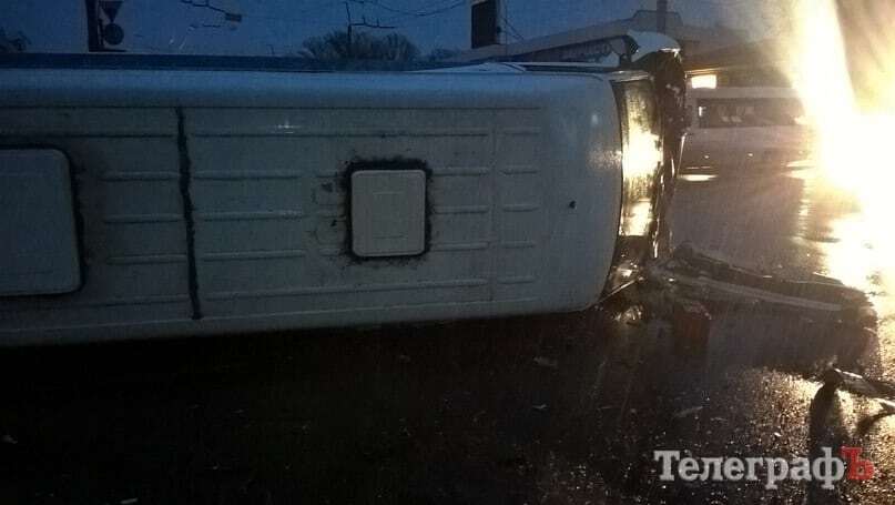 В Кременчуге маршрутка перевернулась после ДТП со "скорой": опубликованы фото