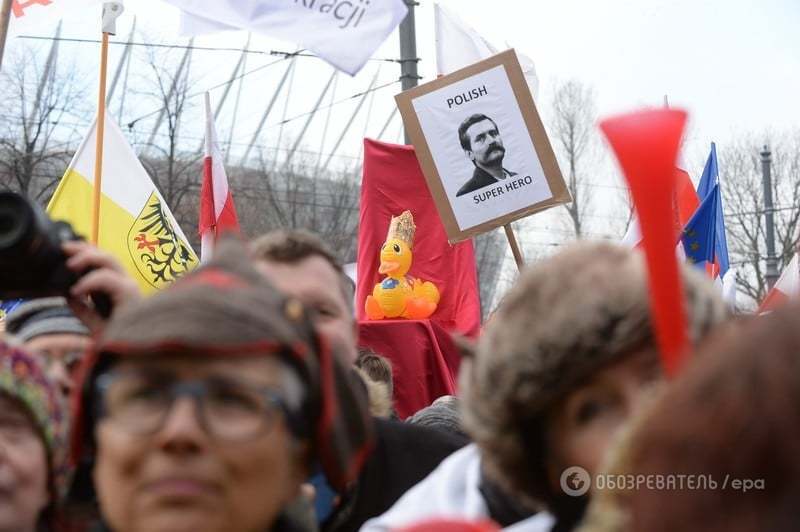 У Варшаві десятки тисяч поляків вийшли на мітинг проти "знищення демократії"