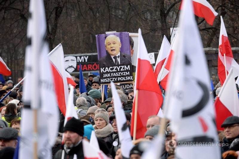 В Варшаве десятки тысяч поляков вышли на митинг против "уничтожения демократии"