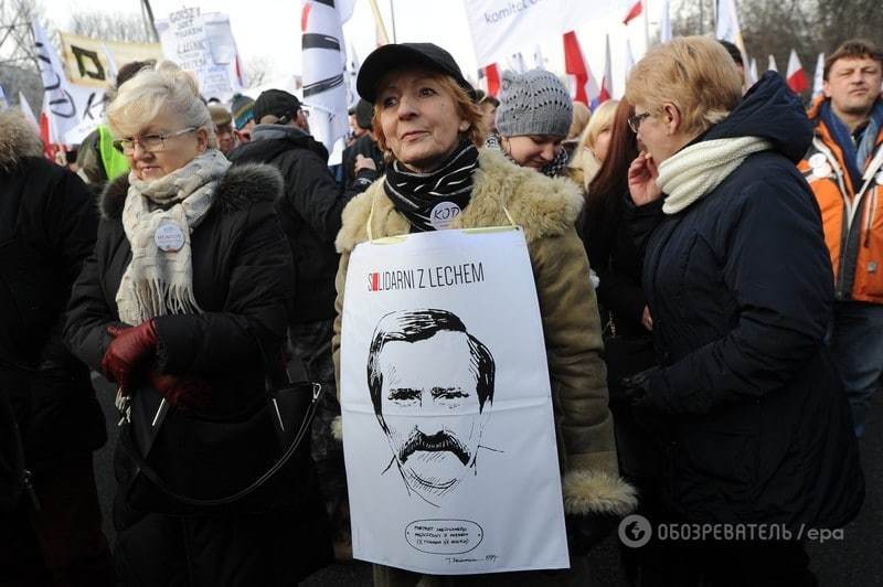 У Варшаві десятки тисяч поляків вийшли на мітинг проти "знищення демократії"