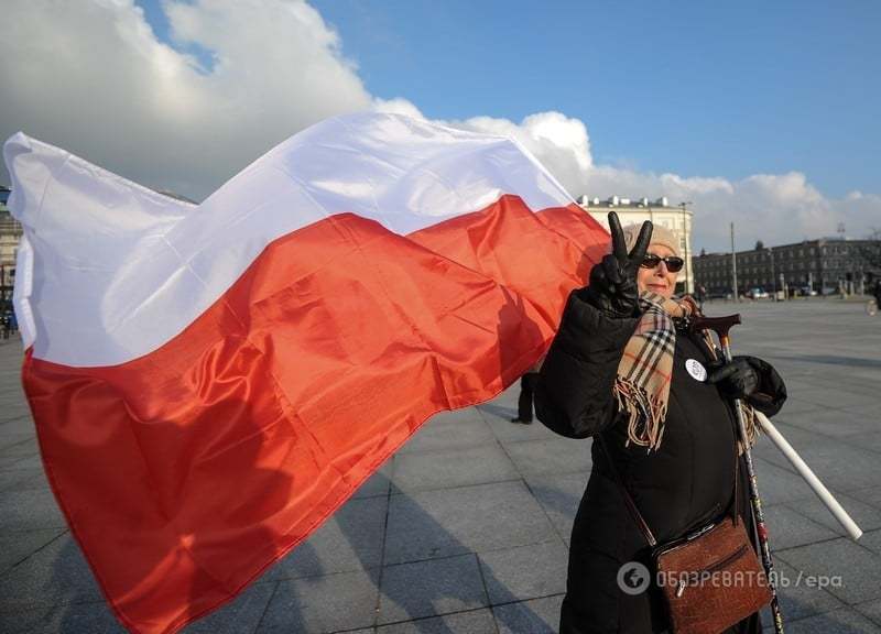 В Варшаве десятки тысяч поляков вышли на митинг против "уничтожения демократии"