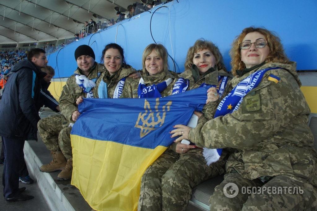 Захворіли футболом. "Динамо" похвалився красивими українськими уболівальницями: фотофакт