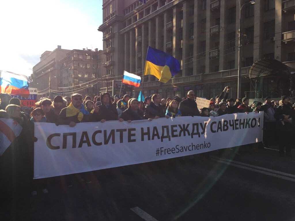На марше памяти Немцова скандировали "Слава Украине!" и требовали освободить Савченко
