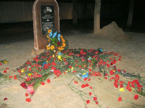 В Харькове парни из Донецка изуродовали памятник жертвам теракта. Опубликованы фото 