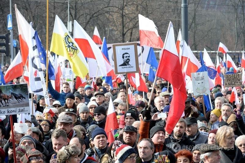 В Варшаве десятки тысяч поляков вышли на митинг против "уничтожения демократии"