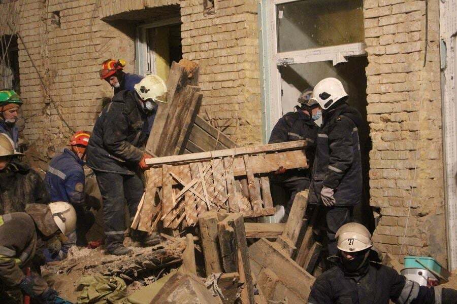 Спасатели завершили работы в обвалившемся доме в центре Киева