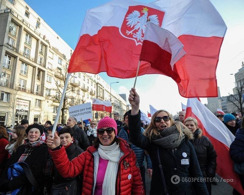 В Варшаве десятки тысяч поляков вышли на митинг против "уничтожения демократии"