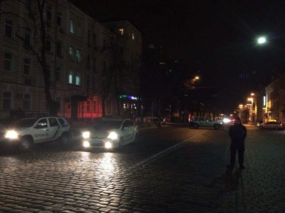 Задержание Краснова: активисты "Азова" зажгли файеры под СБУ