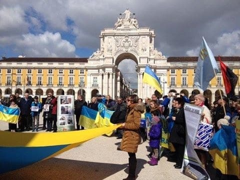 За Крым! Украинцы в Европе вышли на улицы против российской агрессии: опубликованы фото и видео