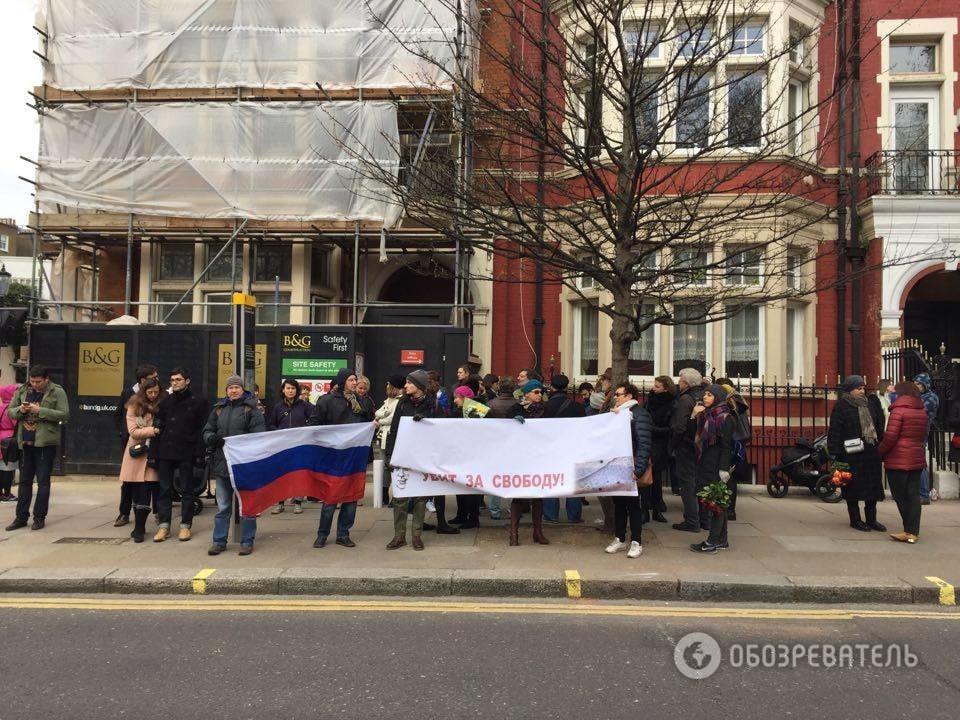Шендерович и Троицкий в Лондоне почтили память Бориса Немцова: фоторепортаж