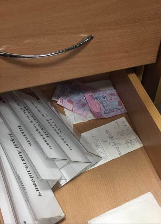 Прятали деньги в туалете: в аэропорту Львова задержали взяточников