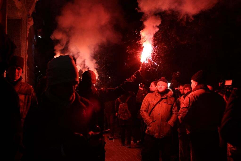 Затримання Краснова: активісти "Азова" запалили фаєри під СБУ