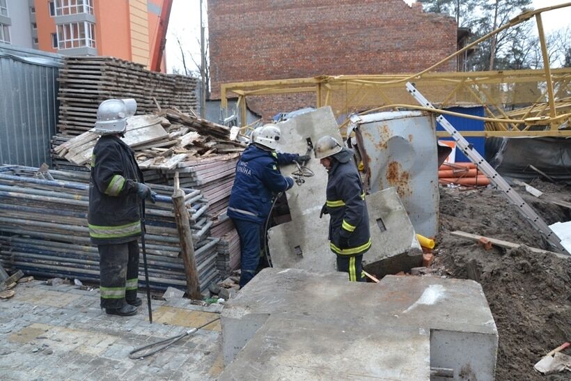 Под Киевом упал башенный кран: есть жертвы
