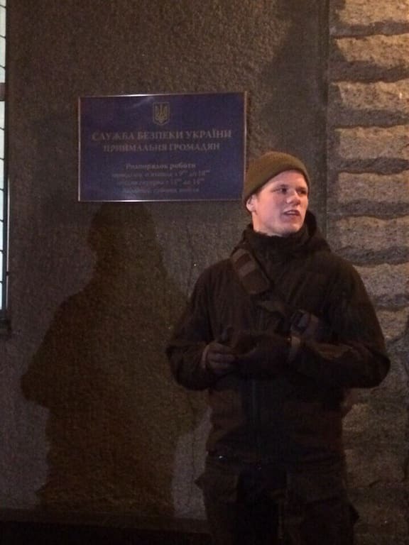 Задержание Краснова: активисты "Азова" зажгли файеры под СБУ