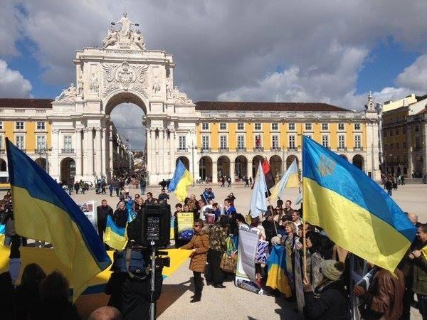 За Крым! Украинцы в Европе вышли на улицы против российской агрессии: опубликованы фото и видео